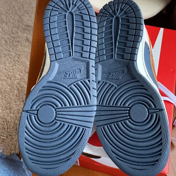 NIB Nike Dunk Low SE Sneakers - Picture 8 of 8